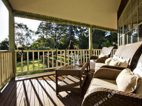 Fleur De Lys - Tourism Noosa 4