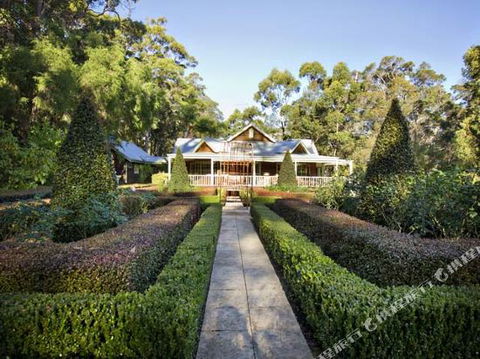 Fleur De Lys - Tourism Noosa 6