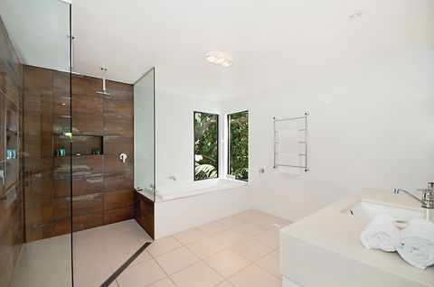 A PERFECT STAY - The Hawk At Wategos - Tourism Noosa 5