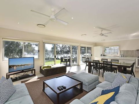 Wangi Lakehouse Renovated Lake Macquarie Lakefront Location - Tourism Noosa 6