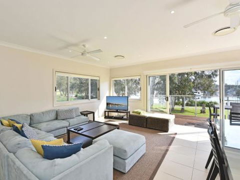 Wangi Lakehouse Renovated Lake Macquarie Lakefront Location - Tourism Noosa 0