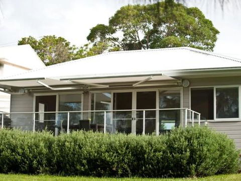 Wangi Lakehouse Renovated Lake Macquarie Lakefront Location - Tourism Noosa 3