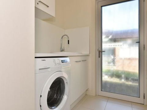 Wangi Lakehouse Renovated Lake Macquarie Lakefront Location - Tourism Noosa 4