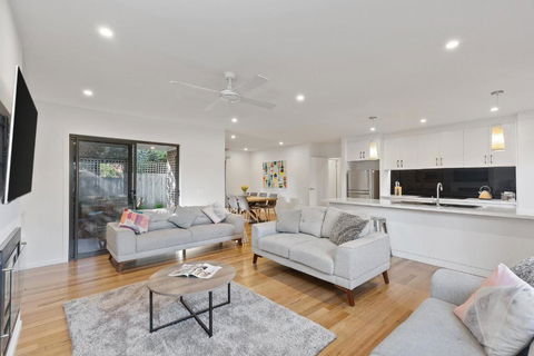 TORQUAY Relax & Unwind Beach 300m Table Tennis - Tourism Noosa 1