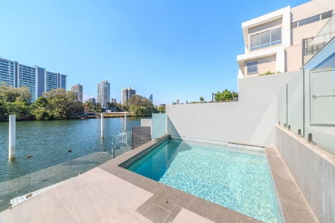 GC Private Homes - Waterfront Villas - Tourism Noosa 1