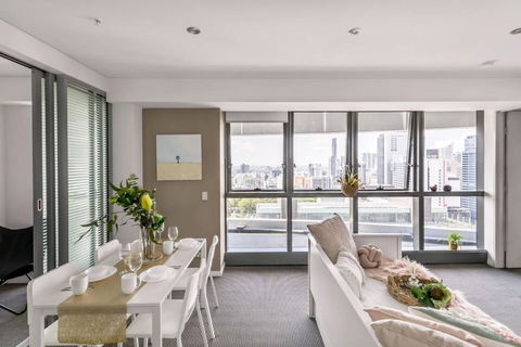 Forest Themed APT In The Heart Of Brisbane CBD - Tourism Noosa 4
