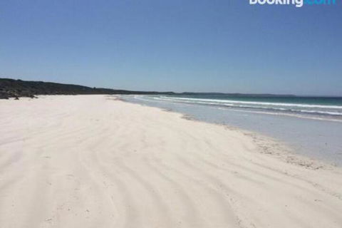 DEstrees Bay Beach House - Tourism Noosa 3