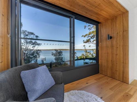 ESTUARY HOUSE Basin View 4pm Check Out Sundays - Tourism Noosa 6