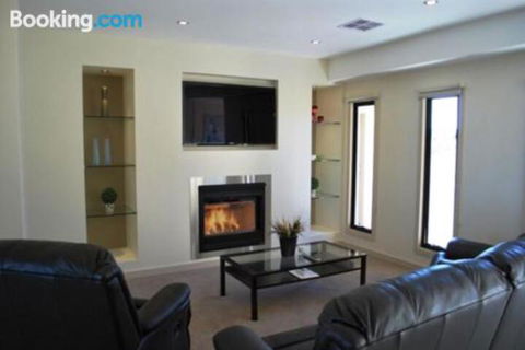 Eagles Nest - Tourism Noosa 0