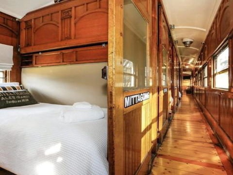 THE ANGAS CARRIAGE Alpine Southern Highlands 4pm Check Out On Sundays - Tourism Noosa 2
