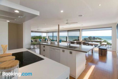 Anchor Beachfront Retreat - Tourism Noosa 1