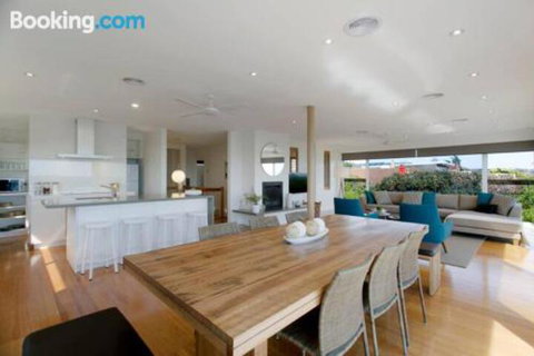 Anchor Beachfront Retreat - Tourism Noosa 4