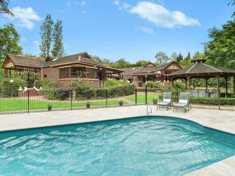 THE ELMS Berry Berry & Surrounds 4pm Check Out Sundays - Tourism Noosa 0