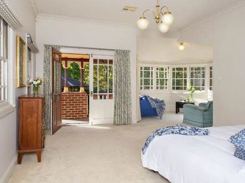 THE ELMS Berry Berry & Surrounds 4pm Check Out Sundays - Tourism Noosa 3