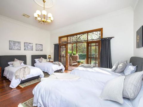 THE ELMS Berry Berry & Surrounds 4pm Check Out Sundays - Tourism Noosa 6