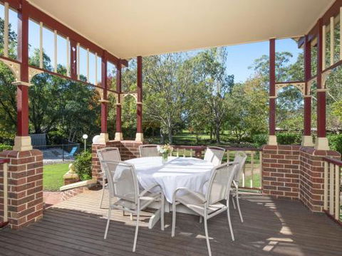 THE ELMS Berry Berry & Surrounds 4pm Check Out Sundays - Tourism Noosa 1