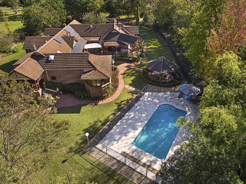 THE ELMS Berry Berry & Surrounds 4pm Check Out Sundays - Tourism Noosa 2