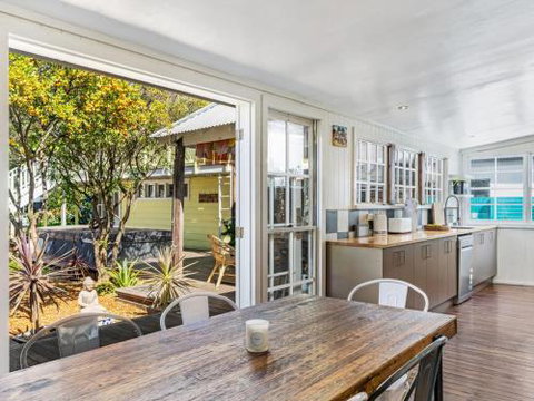 THE OASIS Werri Beach 4pm Check Out Sundays - Tourism Noosa 4