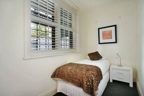 The Courtyard Of St Neot - Tourism Noosa 1