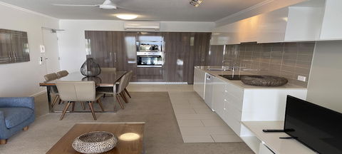 Airtrip Apartments On Carlyle St. Mackay - Tourism Noosa 3