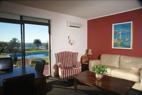 Whale Motor Inn And Restaurant - Tourism Noosa 3
