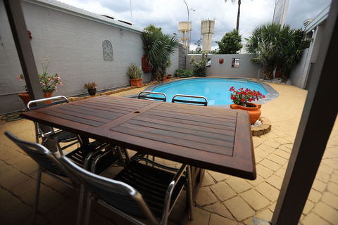 The Town House Motor Inn - Tourism Noosa 2