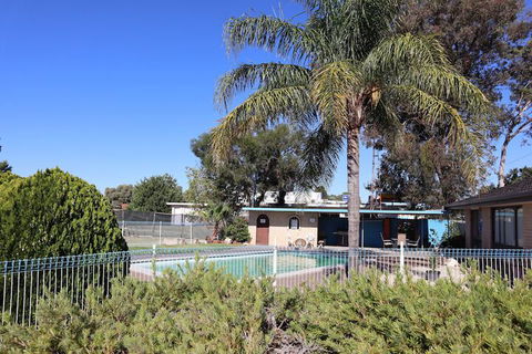 Capri Motel - Tourism Noosa 2
