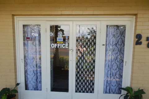 Flying Spur Motel - Tourism Noosa 5