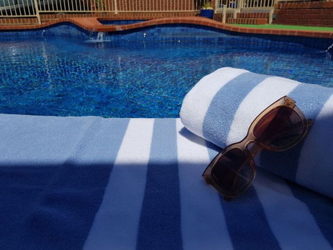 Golden Reef Motor Inn - Tourism Noosa 1