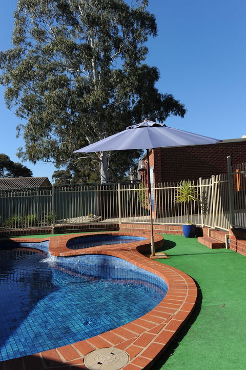 Golden Reef Motor Inn - Tourism Noosa 0