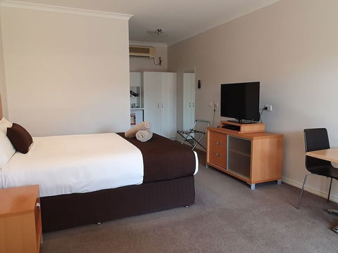 Golden Reef Motor Inn - Tourism Noosa 5