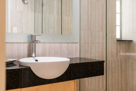 Jades On Lawson - Tourism Noosa 6