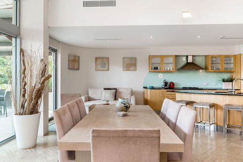 Jades On Lawson - Tourism Noosa 4