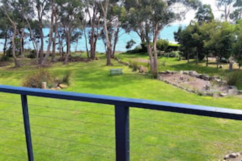 Four Seasons Waterfront Villas - Tourism Noosa 0