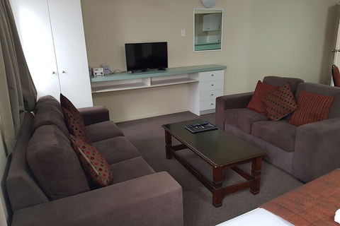 Earls Court Motor Inn - Tourism Noosa 2