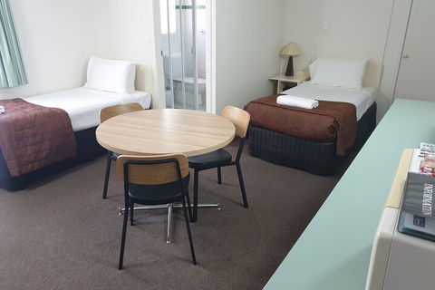 Earls Court Motor Inn - Tourism Noosa 3
