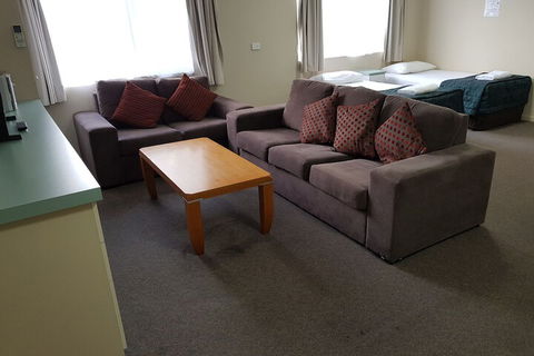 Earls Court Motor Inn - Tourism Noosa 4