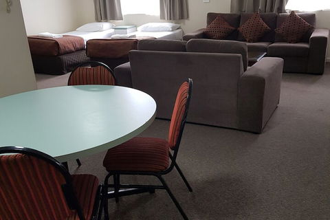 Earls Court Motor Inn - Tourism Noosa 1