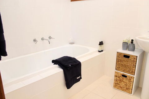 Nagoondie Studio - Tourism Noosa 4