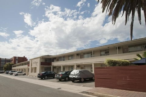 Taft Motor Inn - Tourism Noosa 0
