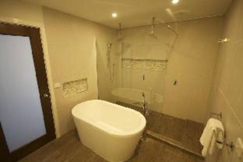 Mayfair Serviced Apartments - Tourism Noosa 0