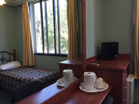 Harp Hotel - Tourism Noosa 0