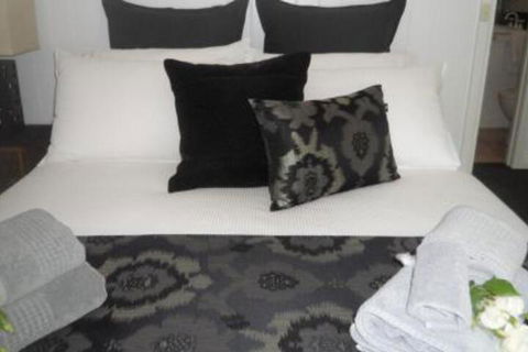 Creek Cottage Bed & Breakfast - Tourism Noosa 3