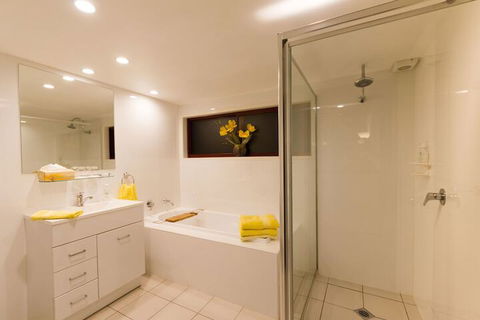 Garasu Lodge - Tourism Noosa 5