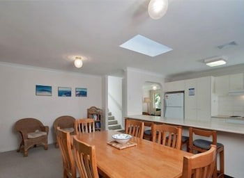 Bombora At Fingal Bay - Tourism Noosa 6