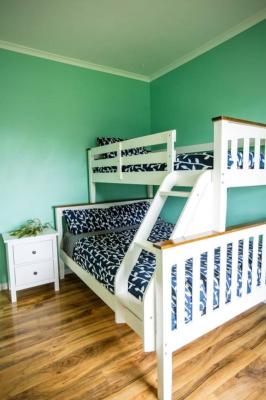 The 12 Apostles Inn / Princetown Tavern - Tourism Noosa 2