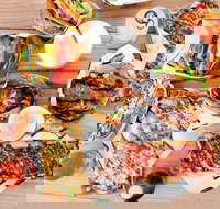 Between 2 Buns - Hoppers Crossing - Tourism Noosa