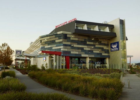 WestWaters Hotel Bistro - Tourism Noosa 0