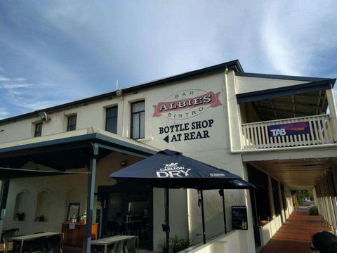 Albies Bar & Bistro - Tourism Noosa 0