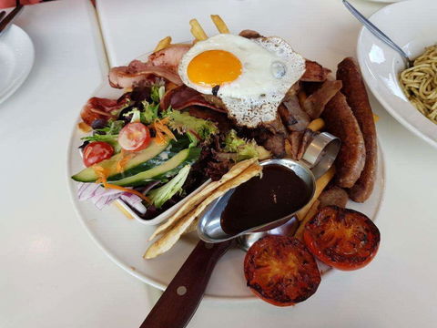 Lazy Moes - Caroline Springs - Tourism Noosa 0